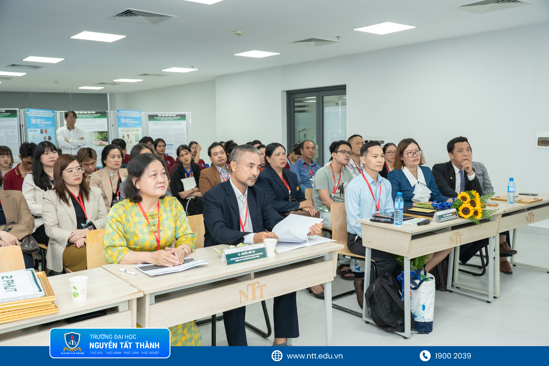 Đại biểu tham dự hội thảo